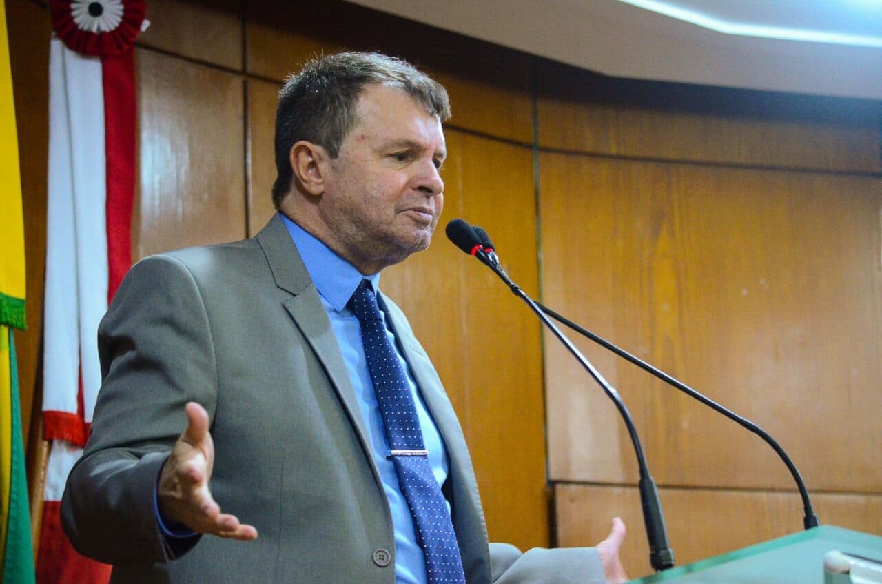 Deputado sugere que eleitores apedrejem político que usa água como moeda de troca por voto na Paraíba