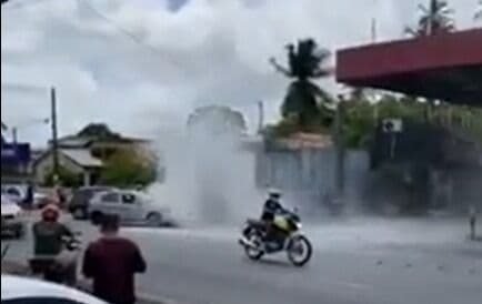 Carro pega fogo em frente a posto de combustível na Avenida Liberdade, em Bayeux