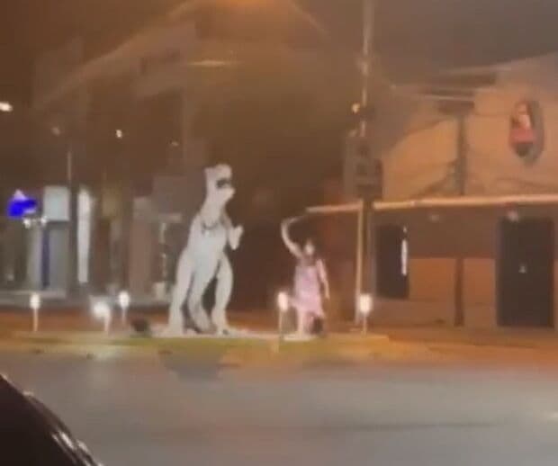 VÍDEO: Mulher é flagrada danificando estátua de dinossauro em Sousa; prefeitura diz que agressora tem problemas mentais e não será culpada