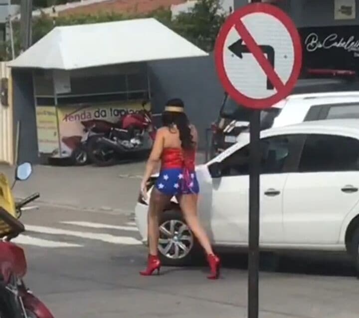 Veja vídeo: Mulher Maravilha se envolve em acidente em cruzamento de João Pessoa