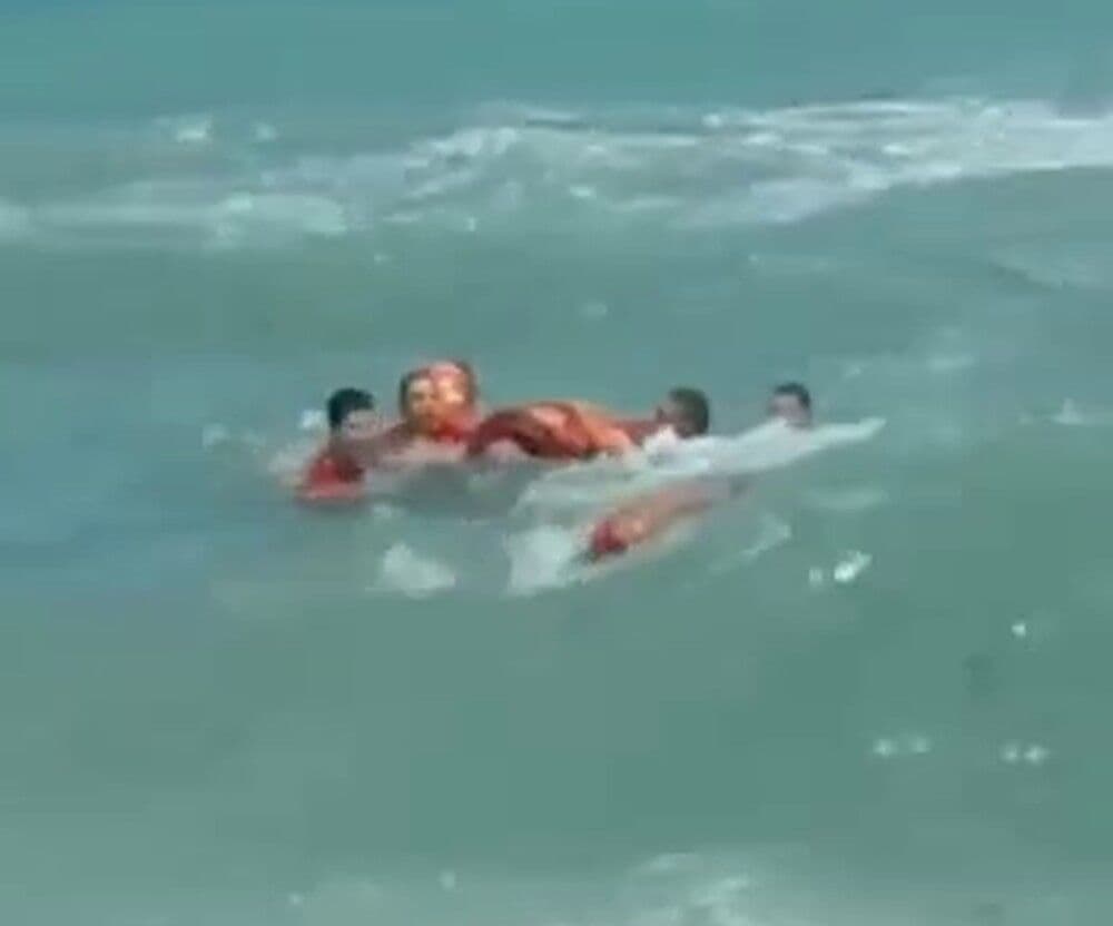 Vídeo: turista é resgatada do mar após quase se afogar na Praia de Coqueirinho