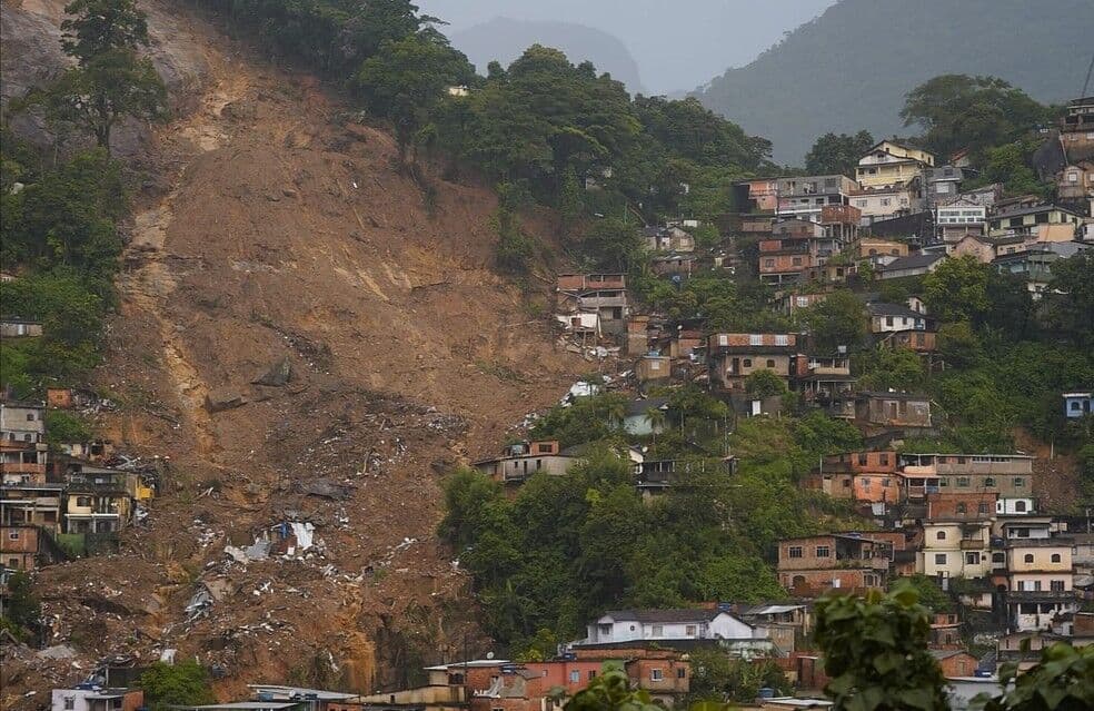 Sirenes voltam a tocar no quarto dia de buscas em Petrópolis; tragédia já deixa 120 mortos e 116 desaparecidos