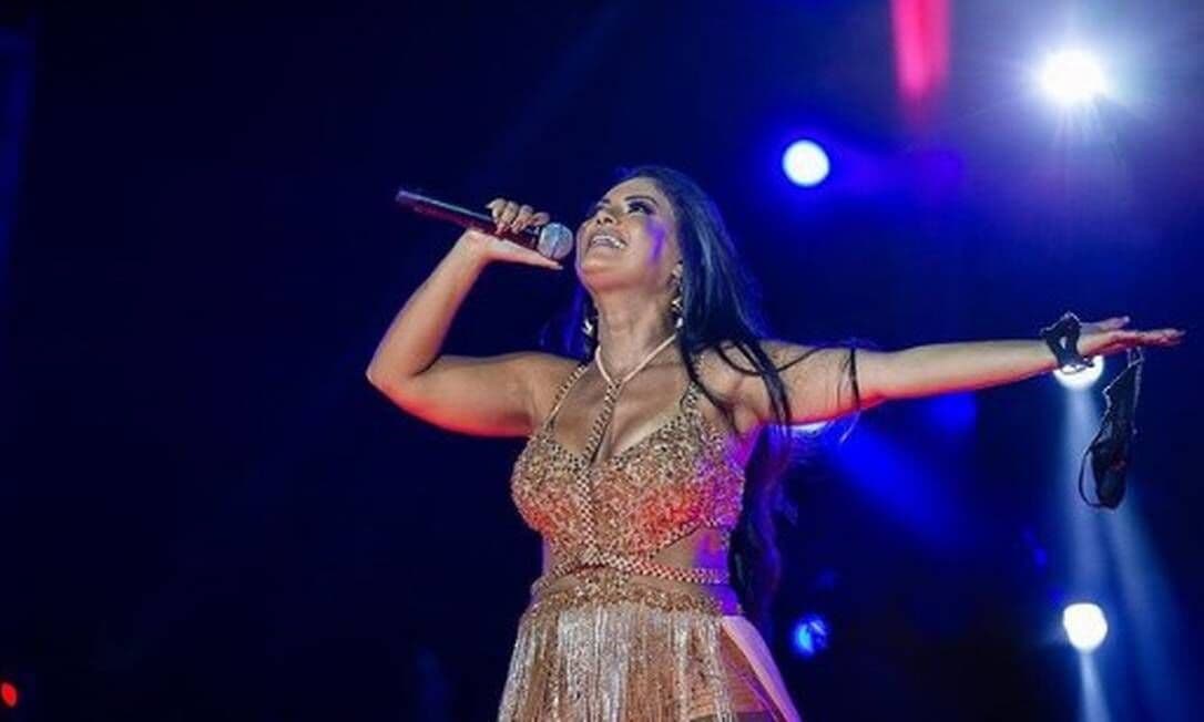 Novo boletim médico de Paulinha Abelha diz que a cantora do Calcinha Preta está clinicamente estável