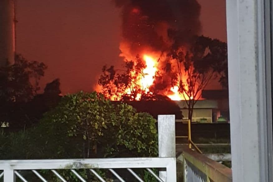 Incêncio na fábrica da Alpargatas está controlado e restrito a galpão do almoxarifado, diz Corpo de Bombeiros