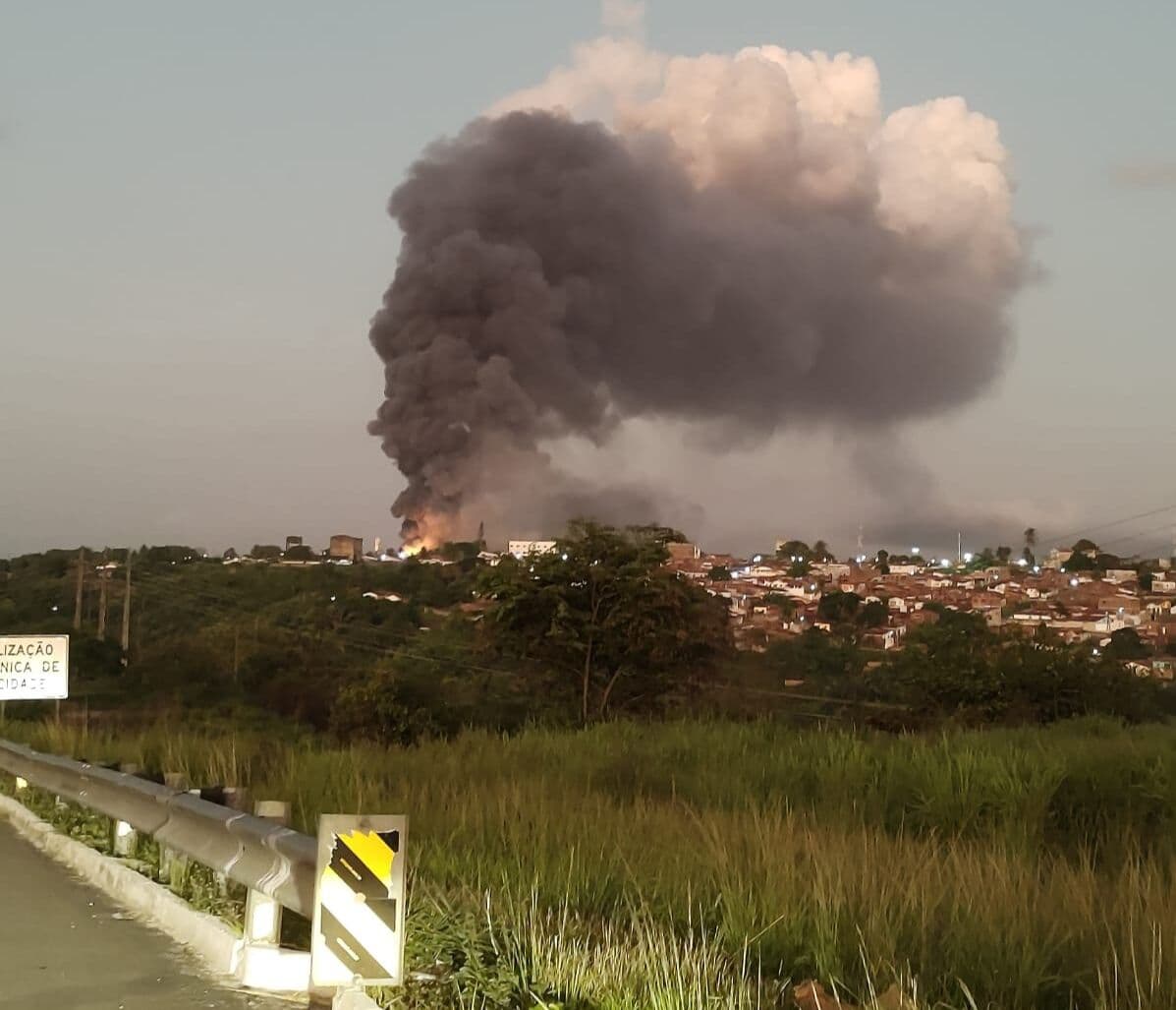 Moradores flagram novo foco de incêndio em fábrica da Alpargatas em Santa Rita