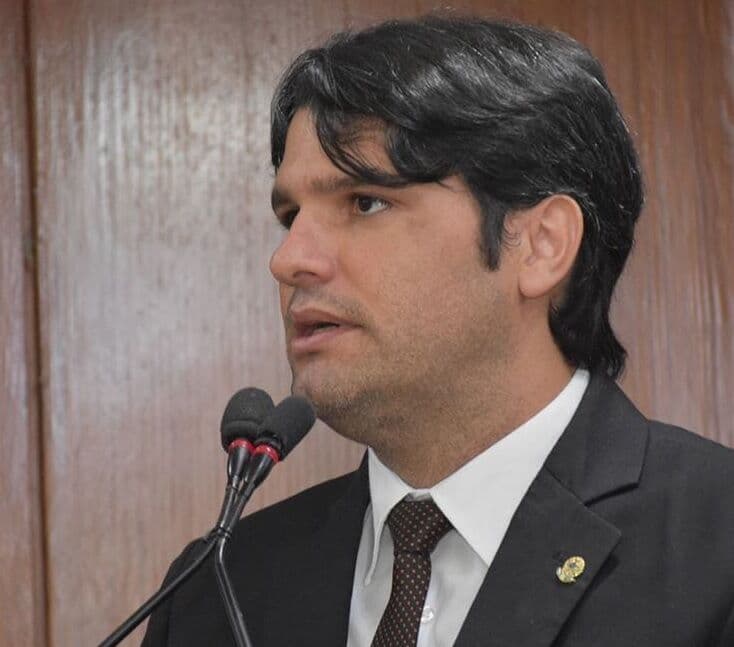 Leo Bezerra autoriza reforma de escola em João Pessoa