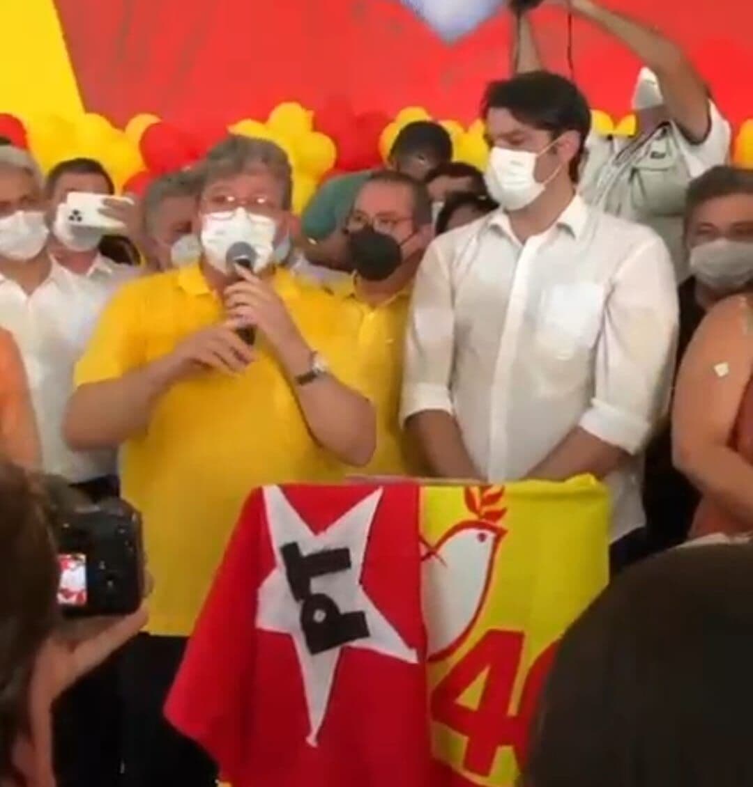 João Azevêdo afirma que retornar ao PSB “é uma forma de renascer” durante primeiro discurso no ato de filiação