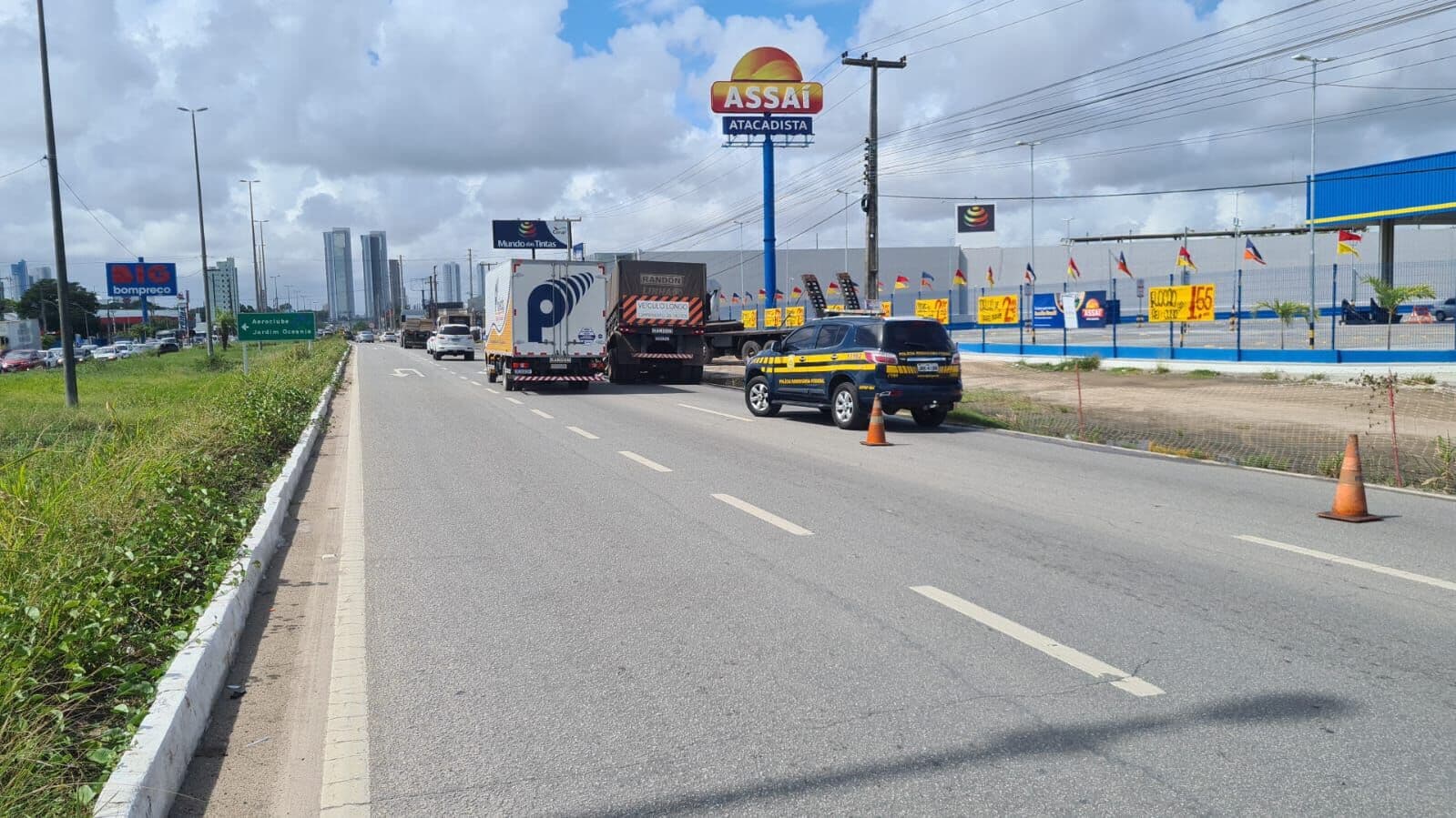 Trânsito fica congestionado após semi-reboque desatrelar na BR-230, em Cabedelo
