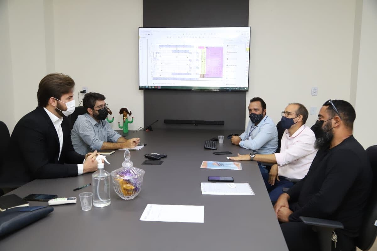 Bruno conhece projeto de implantação da nova unidade do Grupo Assaí que vai gerar mais 600 empregos diretos e indiretos em Campina Grande