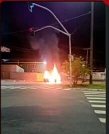 Carro fica destruído após pegar fogo no Centro de João Pessoa