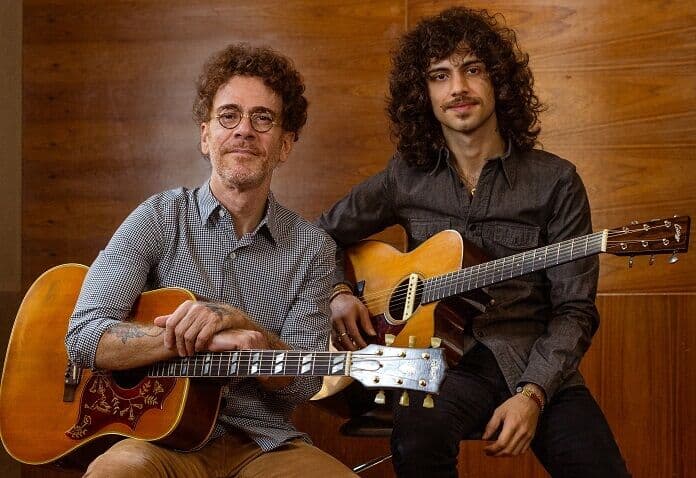 Nando Reis e o filho Sebastião fazem show hoje em Bananeiras