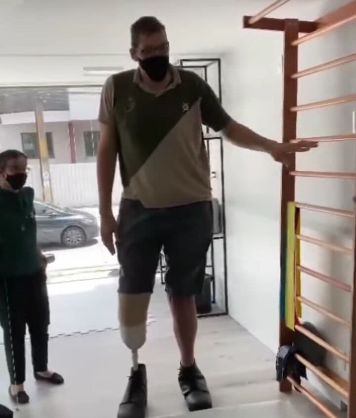 "Há cinco anos eu não ficava em pé", revela Ninão ao testar prótese da perna