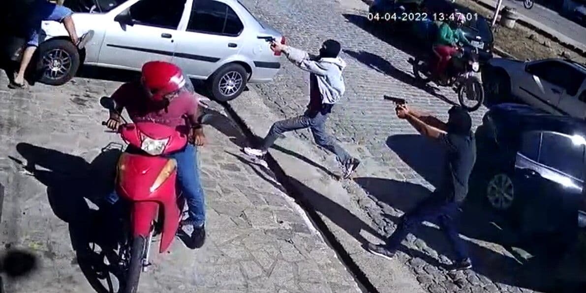 Homem morre e outro fica ferido após ataque a tiros em loja de baterias em Bayeux