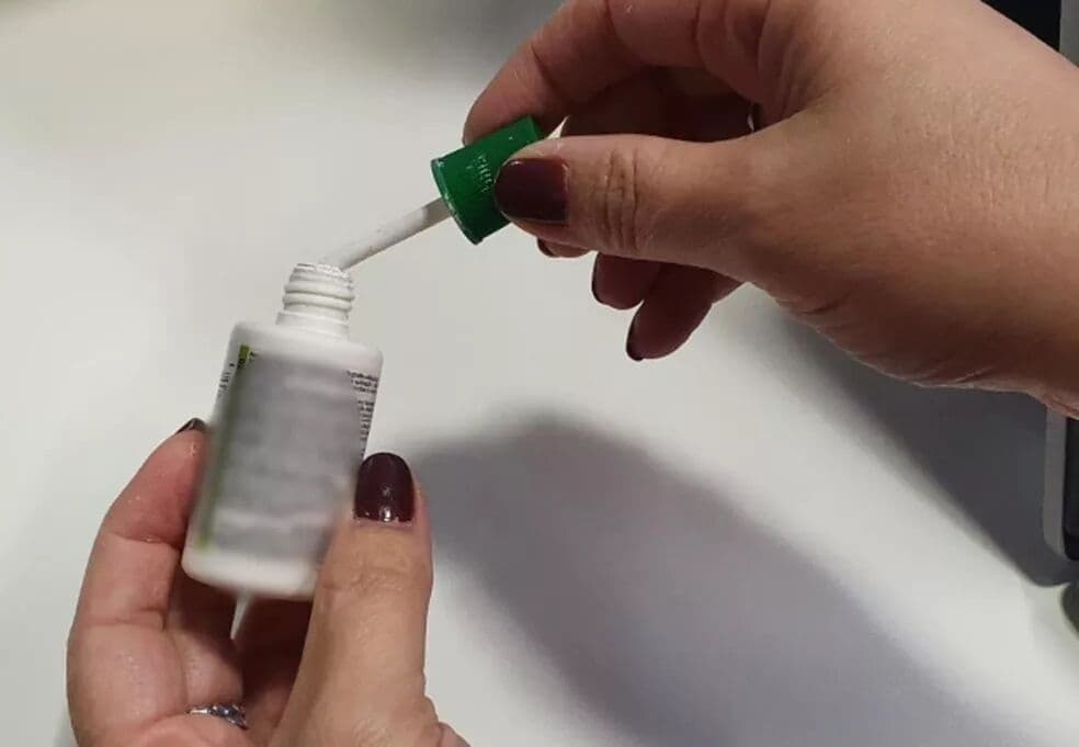 Alunos cheiram pó de corretivo em escolas e põem saúde em risco