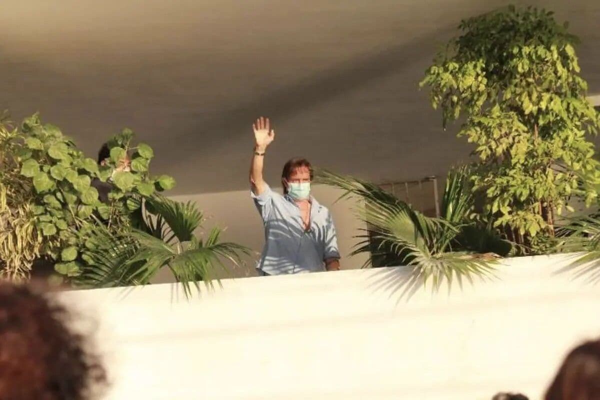 Roberto Carlos aparece na sacada após dois anos e comemora aniversário