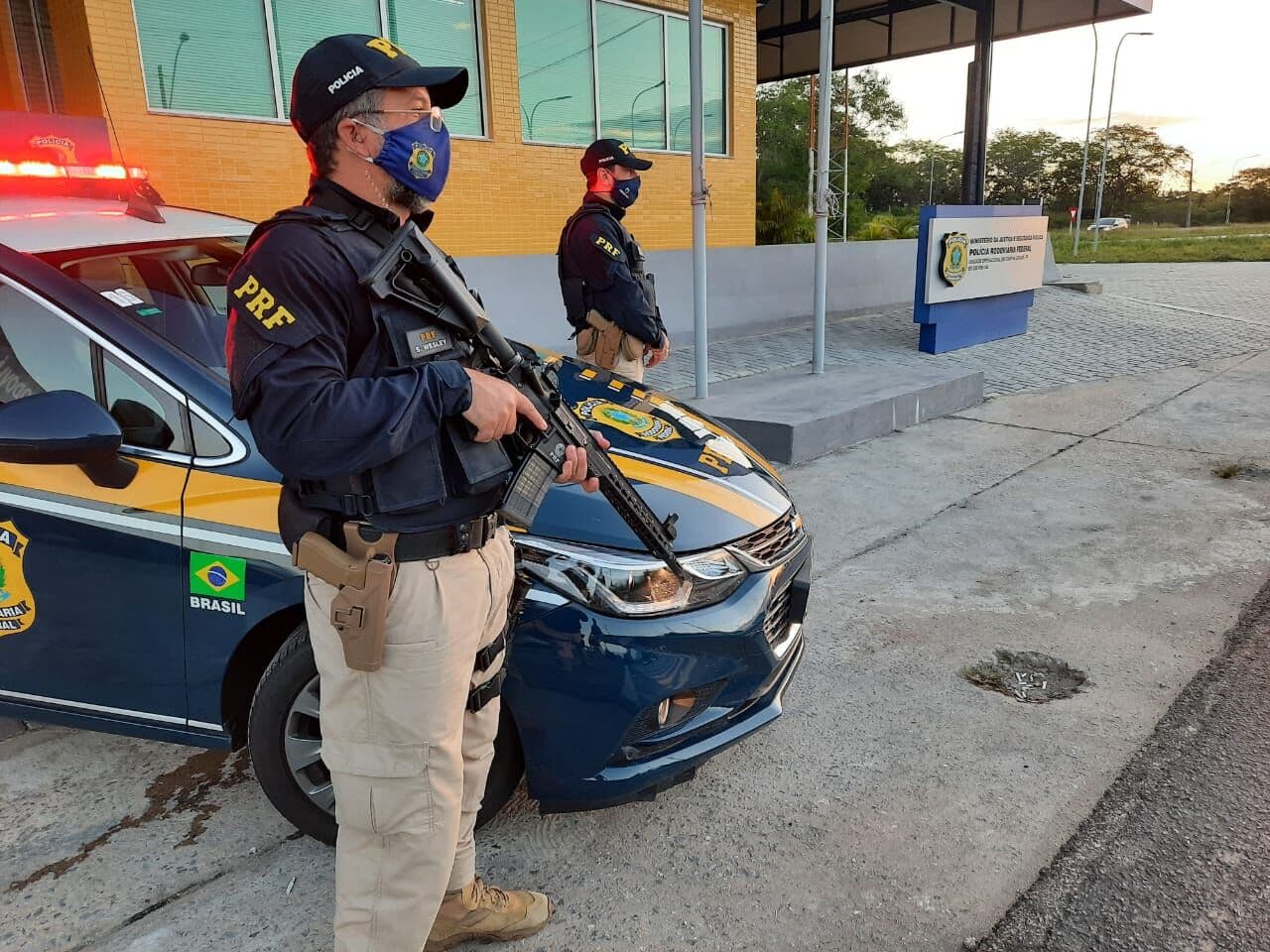 Colisão envolvendo carreta e caminhão deixa parte de rodovia interditada na Paraíba