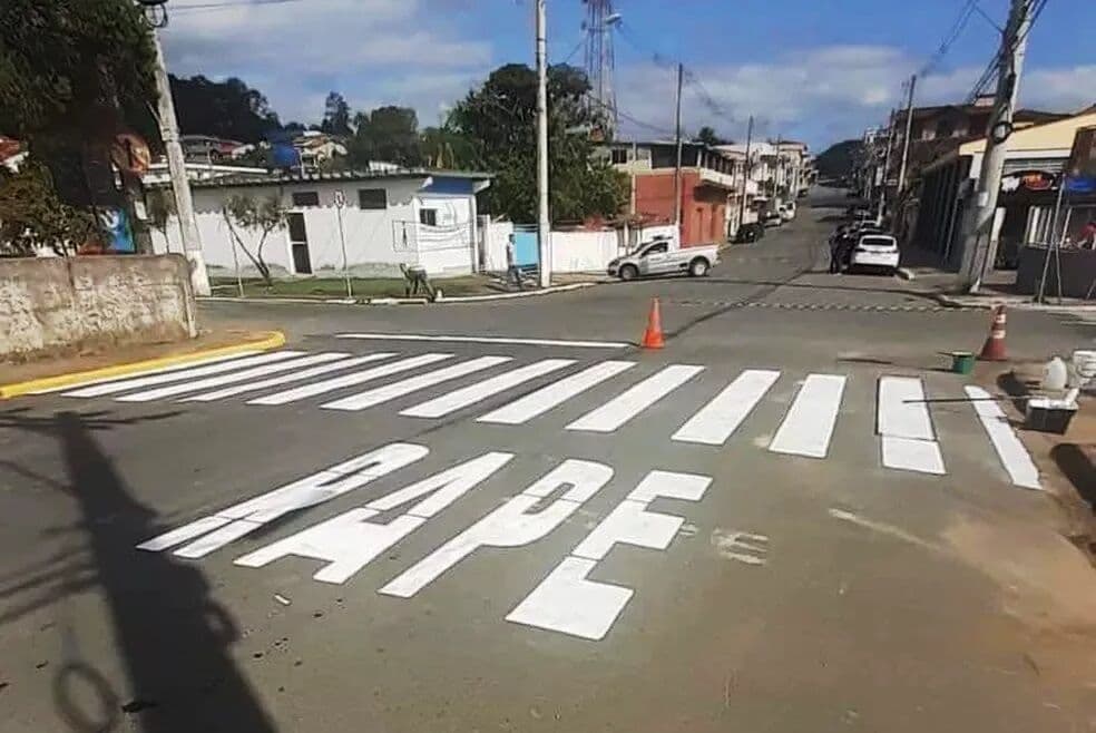 Pintura de trânsito com erro de grafia em rua repercute na web: 'RAPE'
