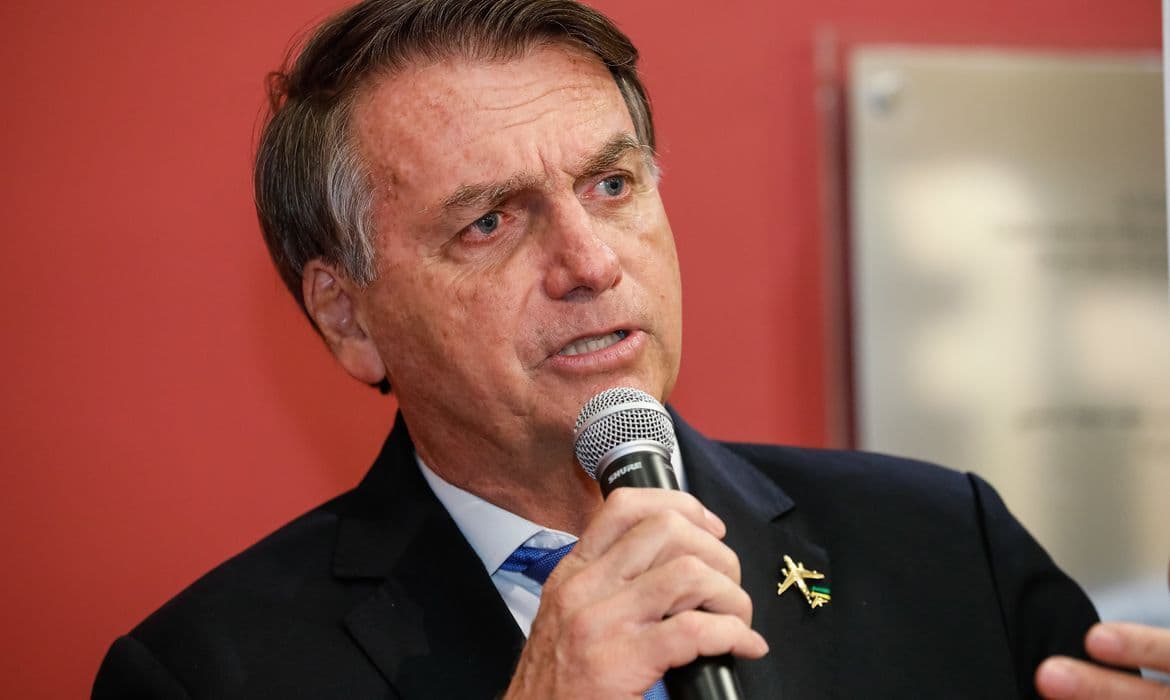 Bolsonaro chama perdão a Silveira de ato simbólico 'para garantia da liberdade'