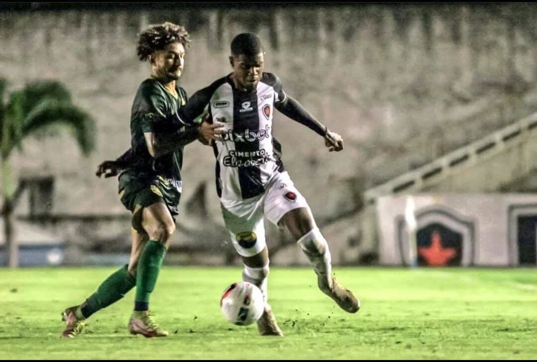 Em jogo sofrido, Botafogo-PB vence Altos-PI por 2 a 1 no Almeidão e segue no G8