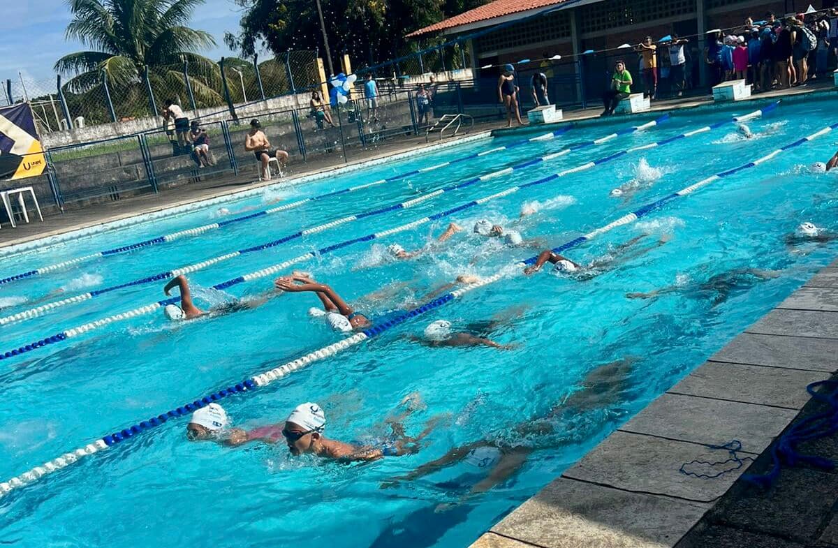 Projeto 'Campeões do Amanhã' vence 23 das 24 provas em festival de natação na Capital