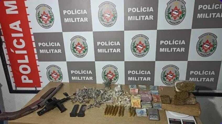 Operação Dia das Mães: Polícia recupera moto e apreende armas e drogas em comunidade de João Pessoa