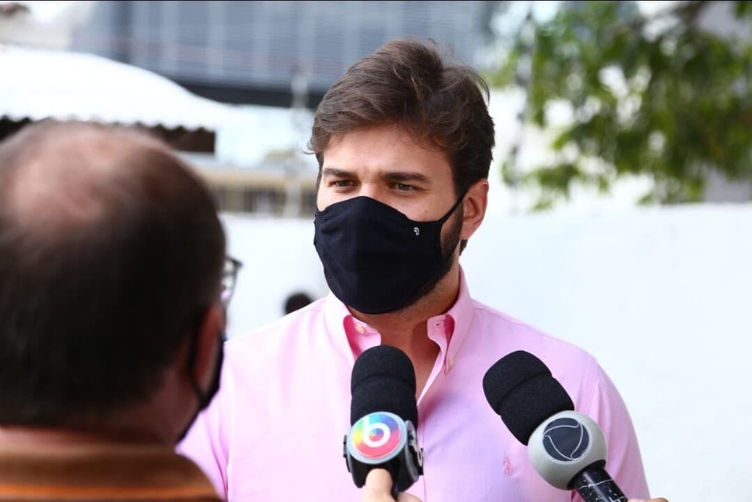 Mesmo sem desfile cívico, Bruno Cunha Lima participa de hasteamento das bandeiras neste 7 de Setembro