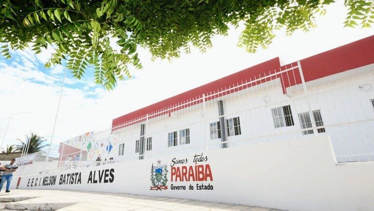 João Azevêdo entrega escola reformada e inspeciona obras da educação em Bernardino Batista e Uiraúna