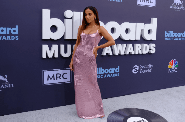 Serasa usa briga de Pabllo Vittar e Anitta em propaganda, e cantora carioca critica empresa