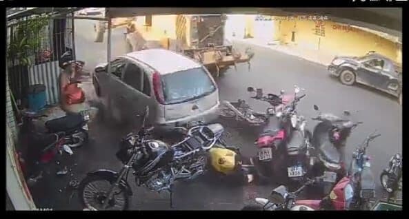 VÍDEO: trator desgovernado perde freio, atinge veículos e destrói motos em oficina de Santa Rita