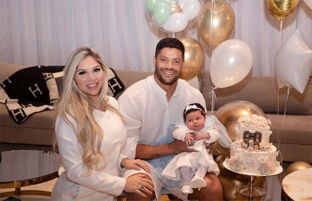 Hulk se declara para Camila Ângelo e exibe aliança de compromisso