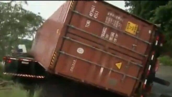 Colisão entre carretas deixa pista bloqueada no Acesso Oeste de João Pessoa