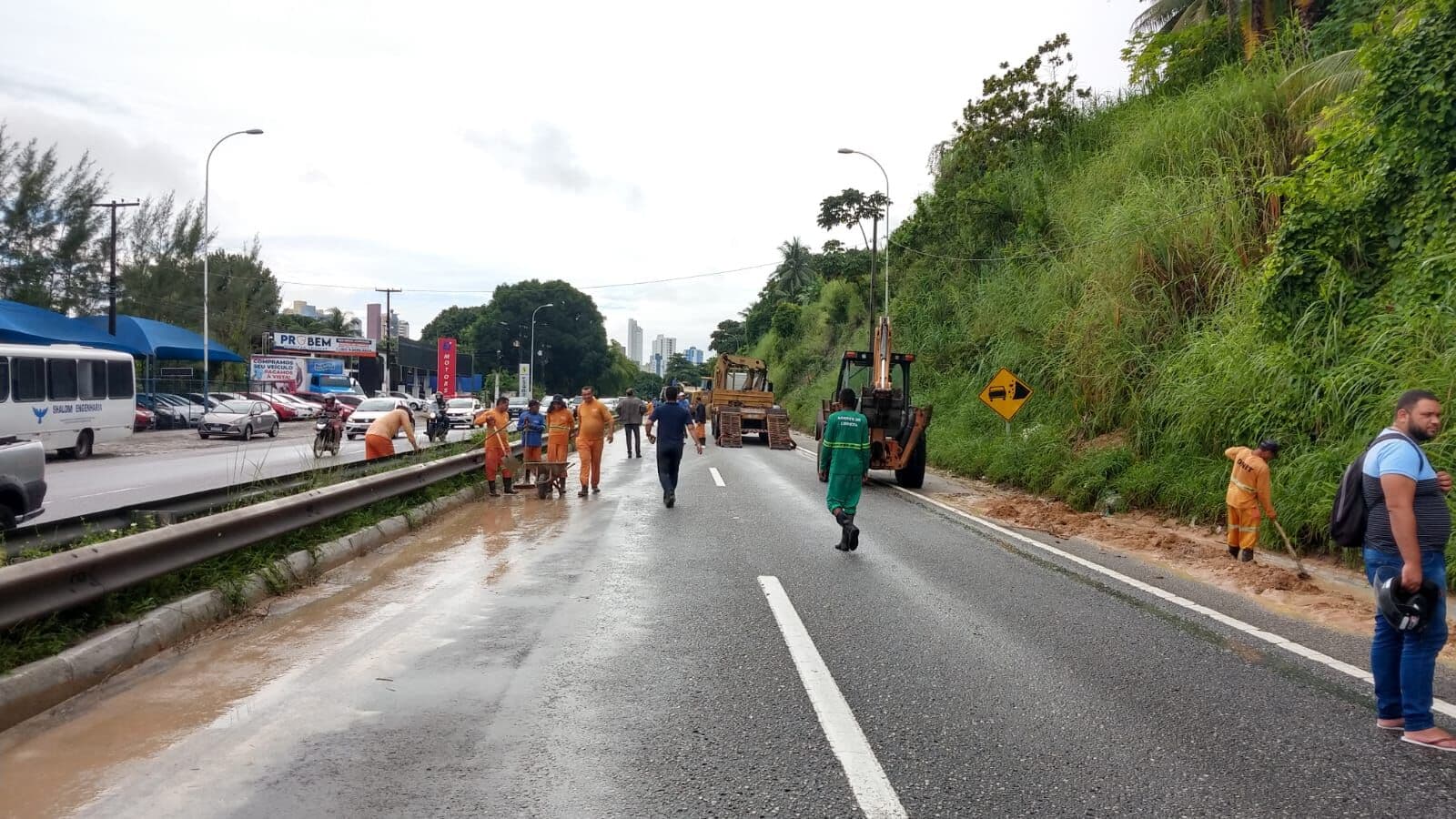 BR-230 na altura do Castelo Branco é liberada após interdição por deslizamento de barreira