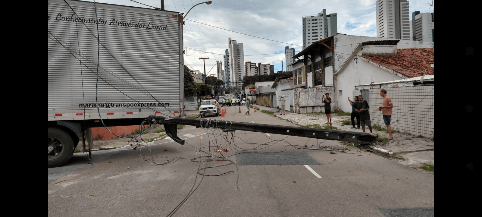 Caminhão arrasta fios e derruba poste em João Pessoa