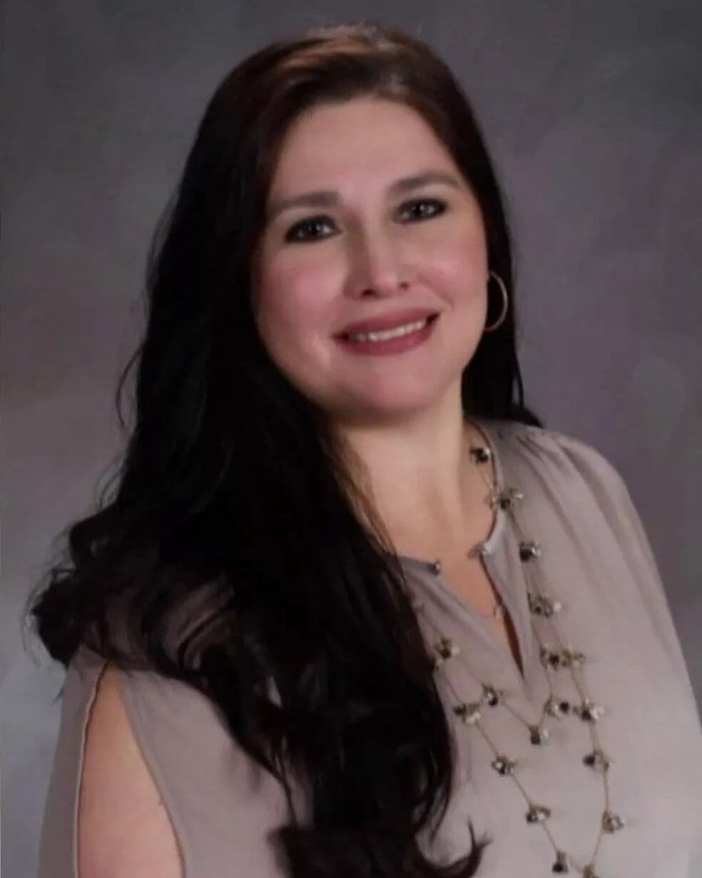 Professora assassinada em massacre no Texas se deitou sobre crianças para protegê-las, diz filho