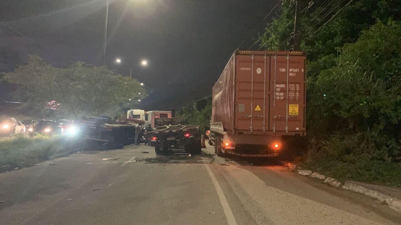 Acesso Oeste tem bloqueio parcial para remoção de contêiner tombado em acidente com dois caminhões, em João Pessoa