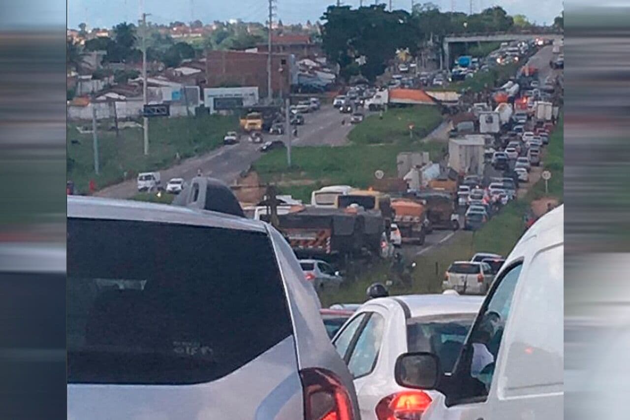 Desleixo e falta de cuidados deixam trecho da BR-230 entre Bayeux e Santa Rita esburacado, sem sinalização e com constante risco de acidentes