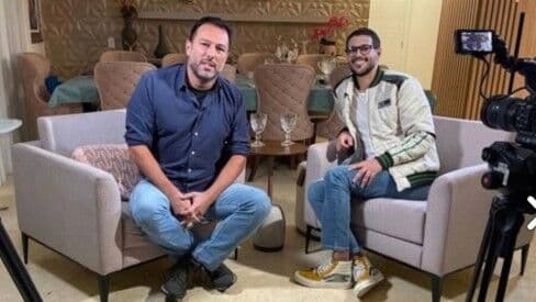 Rodrigo Mussi conversa com familiares, mas tem momentos de confusão