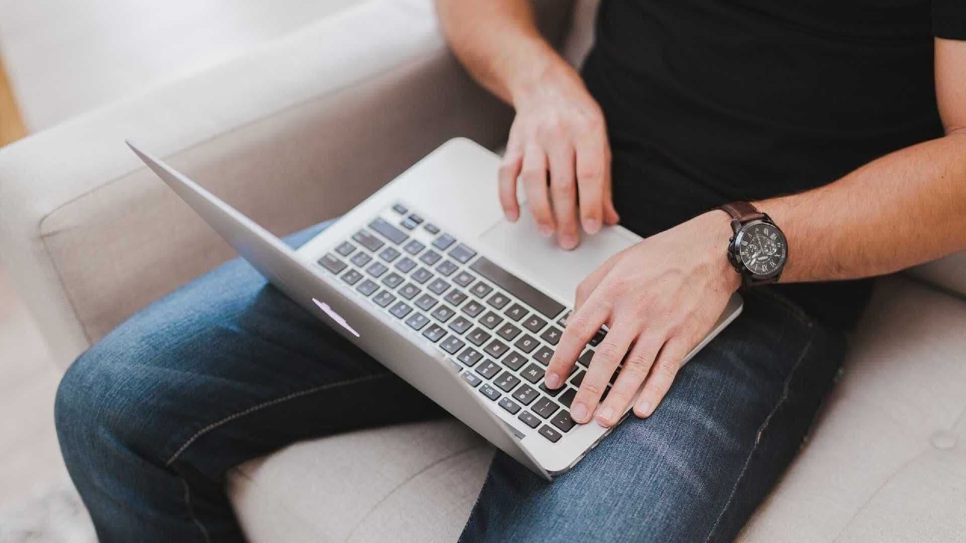 Casal esquece câmera aberta em cerimônia religiosa e transmite relação sexual