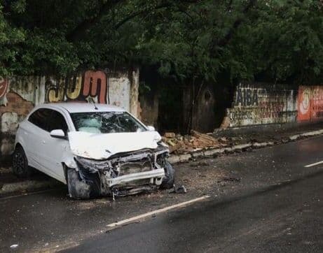 Motorista perde controle do veículo e colisão derruba muro no Varadouro