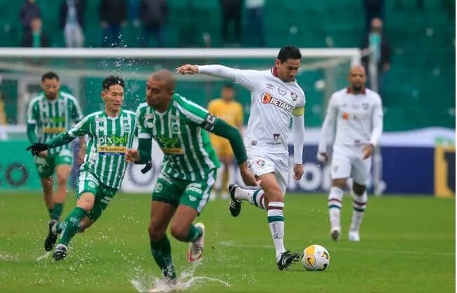 Em gramado encharcado, Fluminense perde para o Juventude pelo Brasileirão