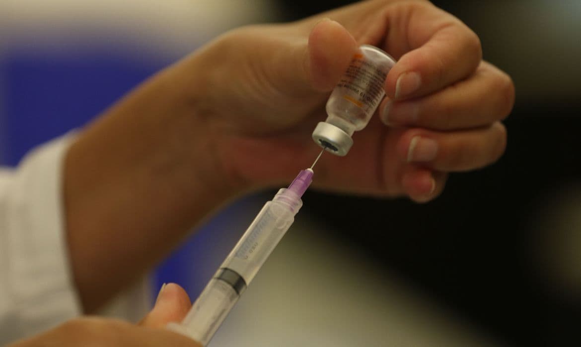 Covid-19: Trabalhadores de saúde a partir de 40 anos já podem receber a quarta dose