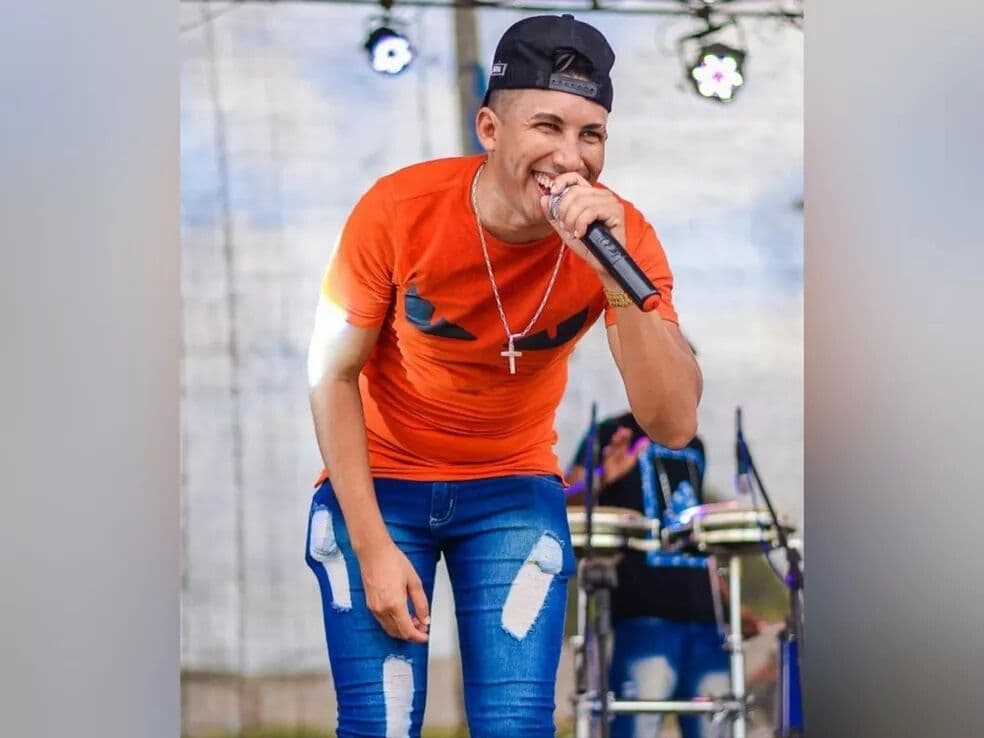 Tiago Pisadinha, cantor cearense de piseiro, é agredido e encontrado desacordado após show em Pernambuco