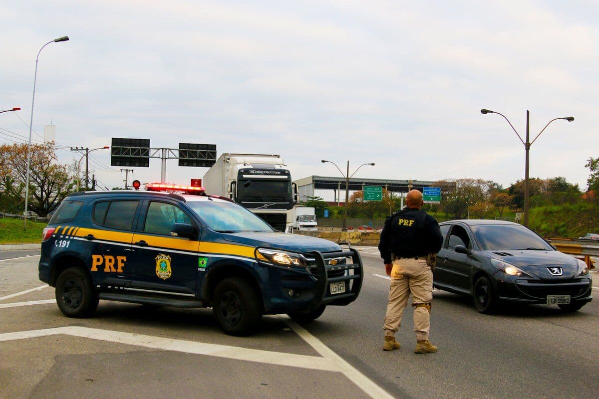 Justiça suspende participação da PRF em operações conjuntas fora de estradas federais