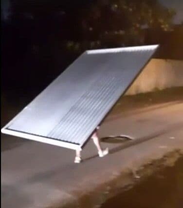 Vídeo mostra homem sendo obrigado a devolver portão que teria sido roubado em João Pessoa