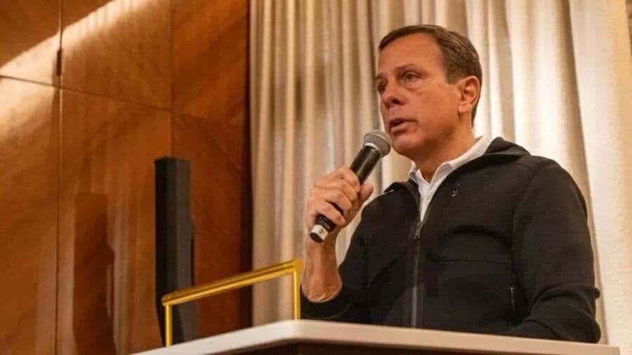 Após 517 mortes diárias, São Paulo deve criar "fase roxa" com mais restrições contra o coronavírus