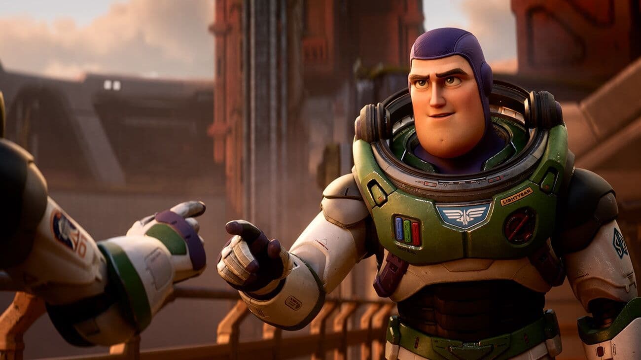 Lightyear é banido em países do Oriente Médio por beijo gay