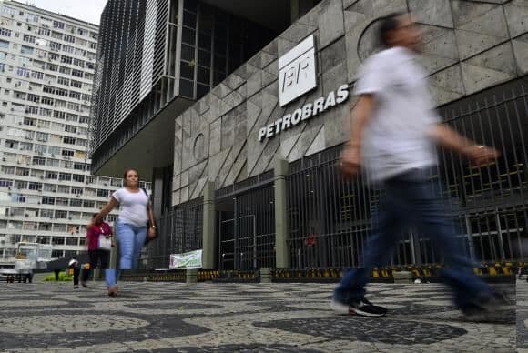 Petrobras ignora governo e deve anunciar hoje aumento de combustível