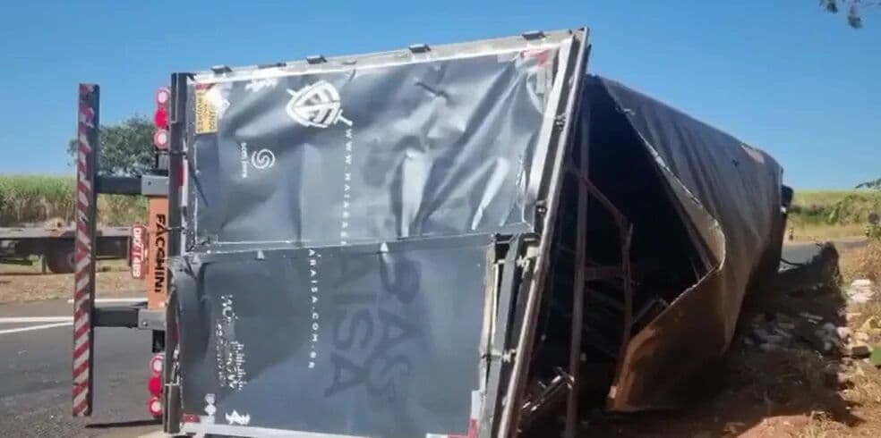 Carreta da dupla Maiara e Maraisa tomba em rodovia no interior de São Paulo