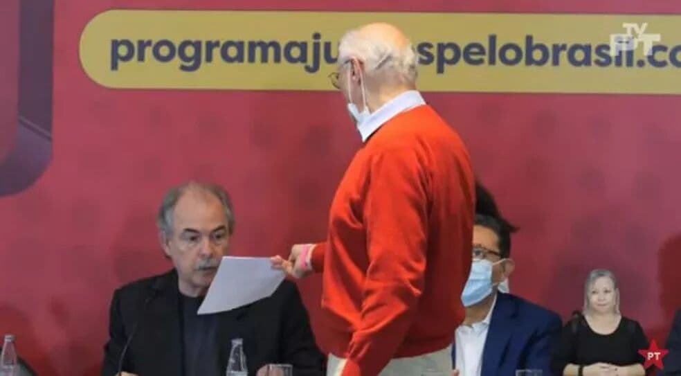 Suplicy interrompe apresentação de plano de governo do PT e aliados para falar da sua proposta de renda básica: 'não fui convidado'