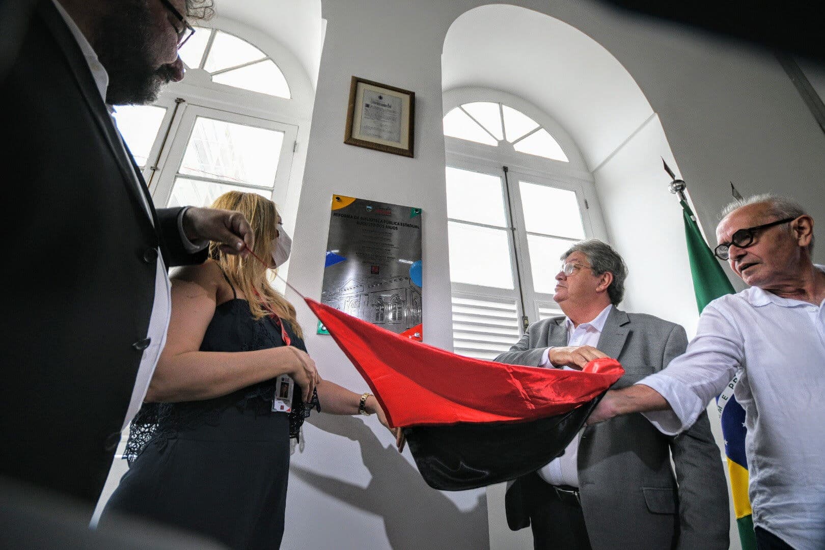 João Azevêdo entrega reforma da Biblioteca Augusto dos Anjos e destaca investimentos em educação e cultura